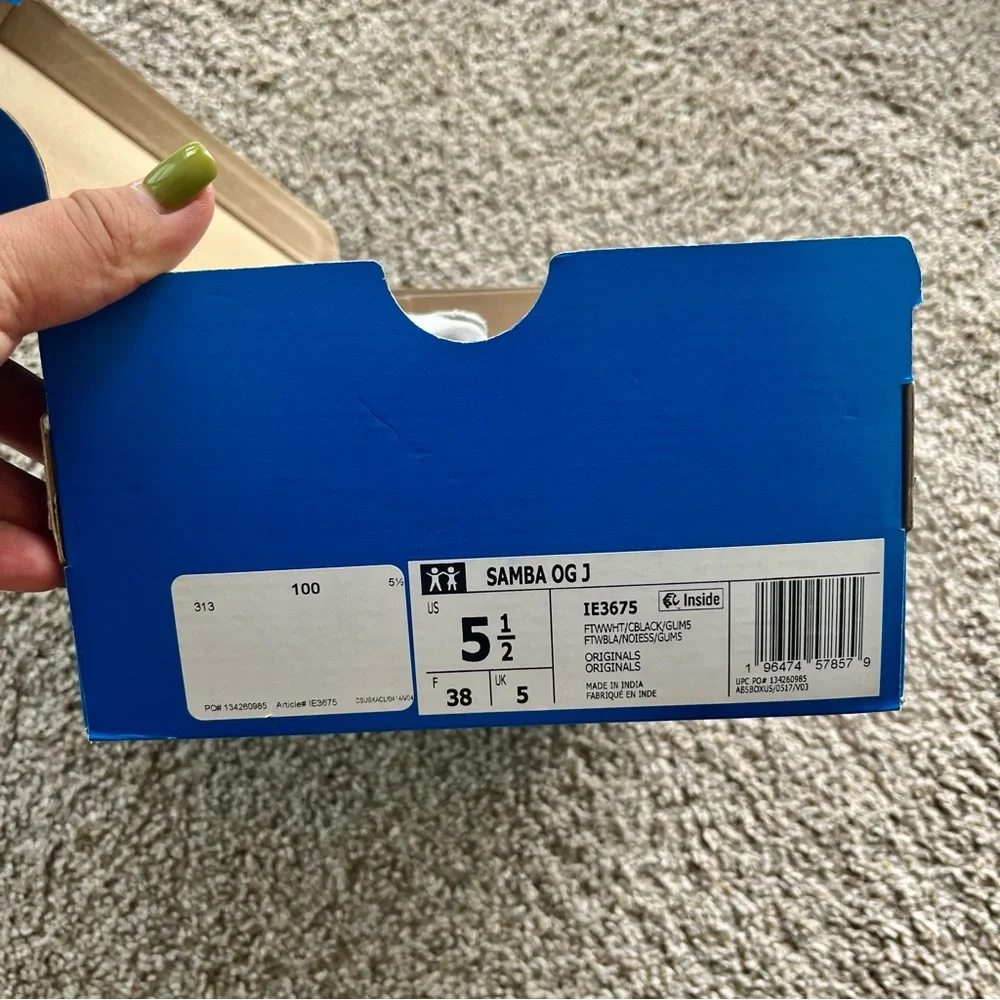 Samba Adidas White and Black Sneakers - Picture 2 of 5